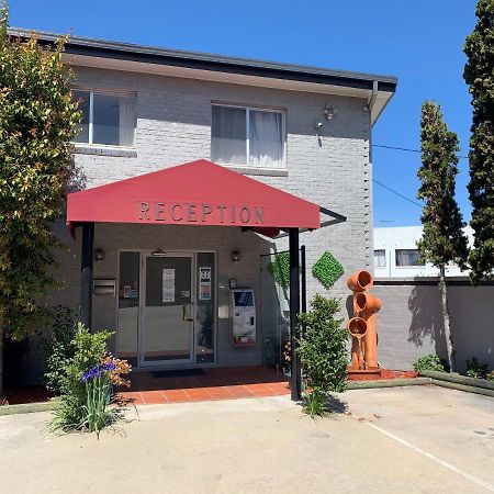 Crest Motor Inn Кеанбеан Екстериор снимка