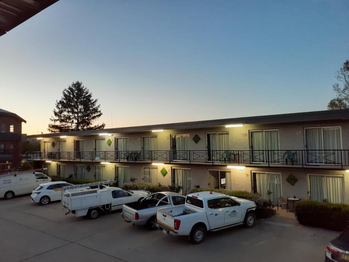 Crest Motor Inn Кеанбеан Екстериор снимка