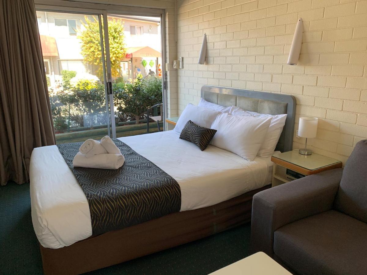 Crest Motor Inn Кеанбеан Екстериор снимка