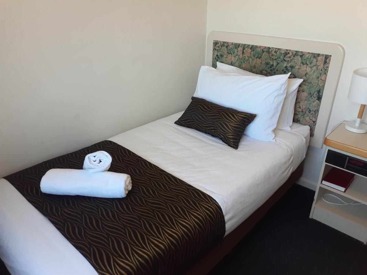 Crest Motor Inn Кеанбеан Екстериор снимка