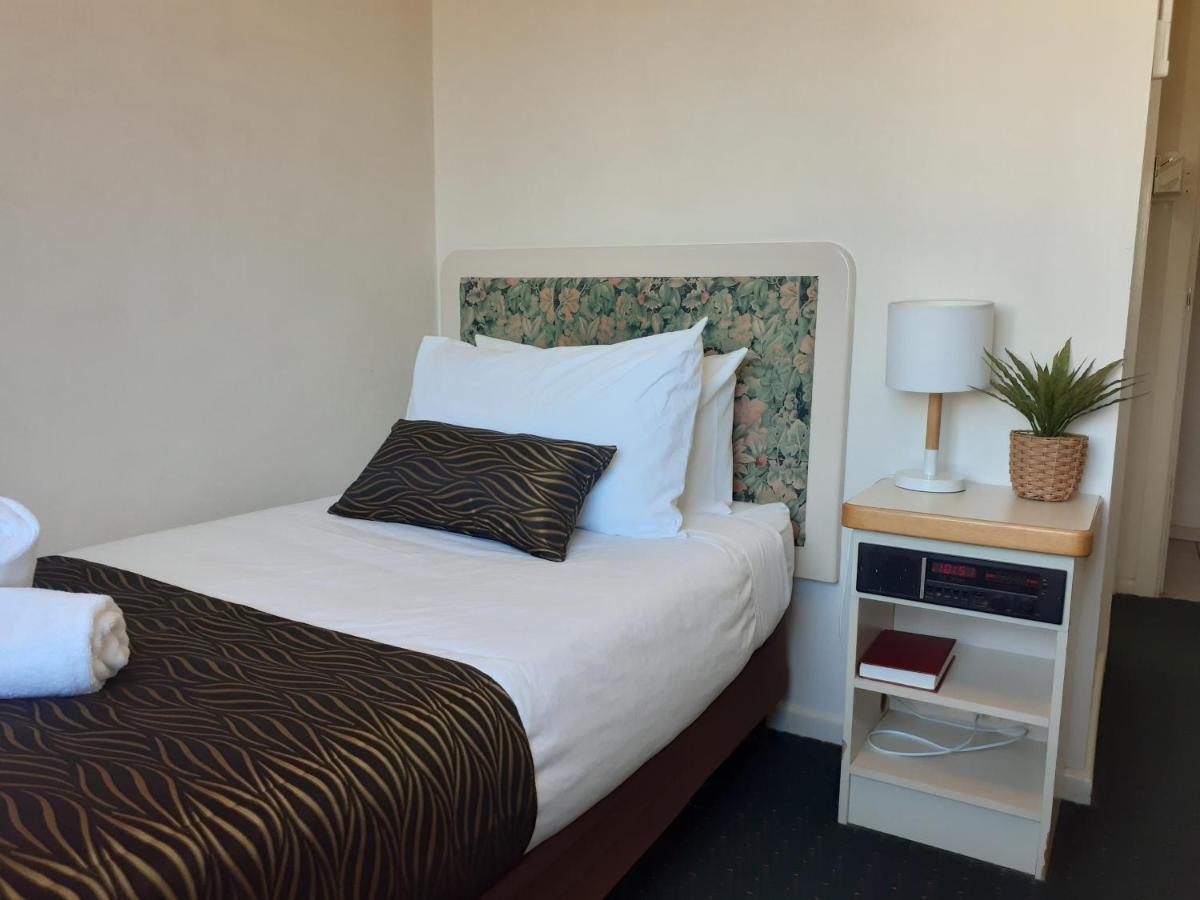 Crest Motor Inn Кеанбеан Екстериор снимка