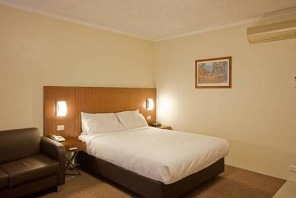 Crest Motor Inn Кеанбеан Екстериор снимка